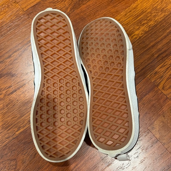 Girls Vans sneakers size 2.5.  Only worn a few times - Picture 3 of 5